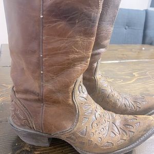 Woman’s Ariat Cowgirl Boots. Size 7.5 B. Genuine Leather